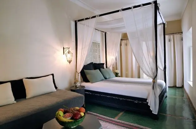 Canopy Bed Suite