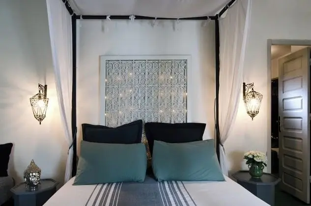 Canopy Bed Suite