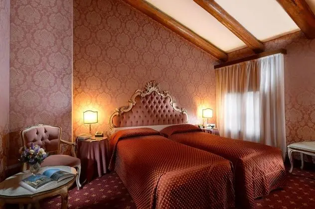 Tek Büyük veya İki Ayrı Yataklı Oda, Kanal Manzaralı