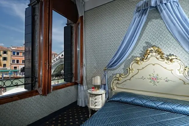 Tek Büyük veya İki Ayrı Yataklı Oda, Kanal Manzaralı