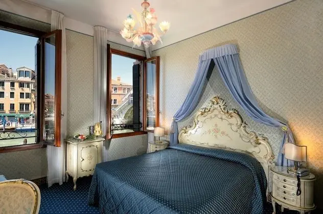 Tek Büyük veya İki Ayrı Yataklı Oda, Kanal Manzaralı