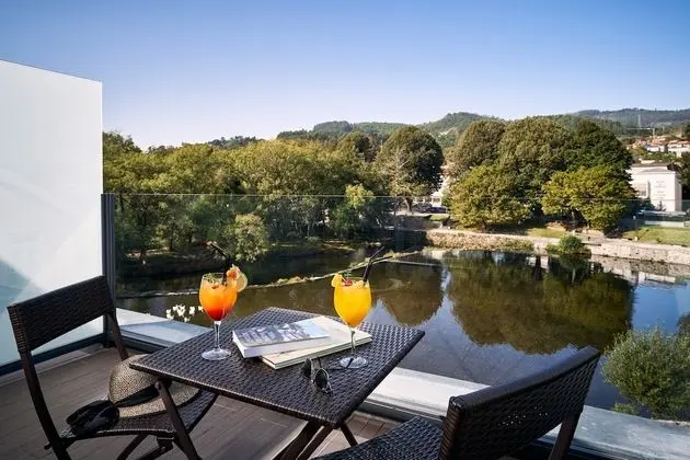 Panoramic Tek Büyük veya İki Ayrı Yataklı Oda, Balkon, Nehir Manzaralı