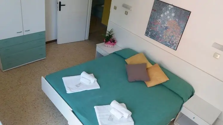 Üç Kişilik Oda, Deniz Manzaralı