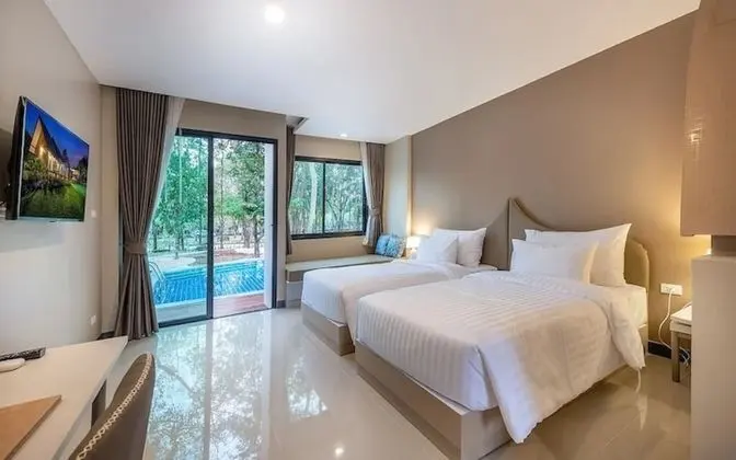 Deluxe Room Pool Access
