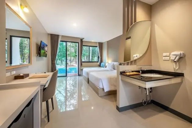 Deluxe Room Pool Access