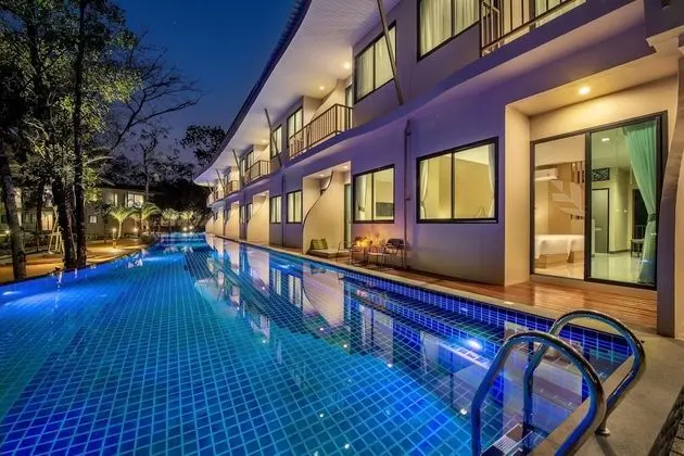 Deluxe Room Pool Access