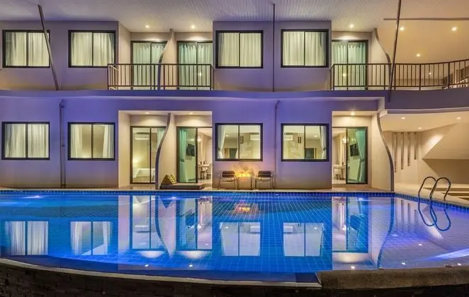 Deluxe Room Pool Access