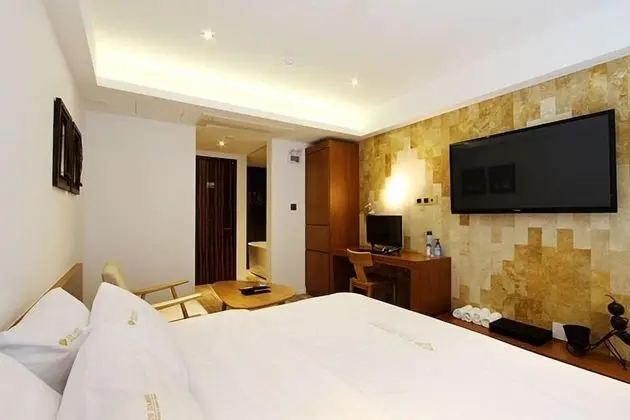 Deluxe King or Twin Room (Randomly Assigned Upon Check-in)