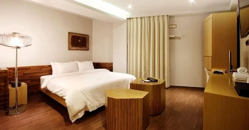 Deluxe King or Twin Room (Randomly Assigned Upon Check-in)