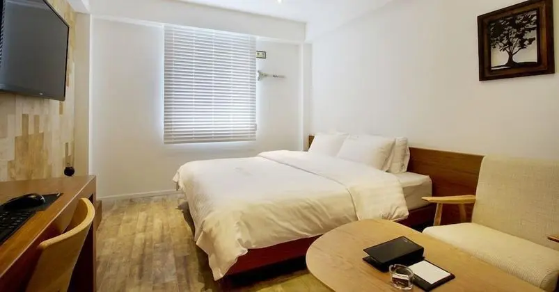 Deluxe King or Twin Room (Randomly Assigned Upon Check-in)