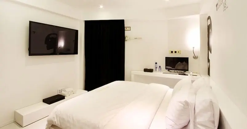 Deluxe King or Twin Room (Randomly Assigned Upon Check-in)