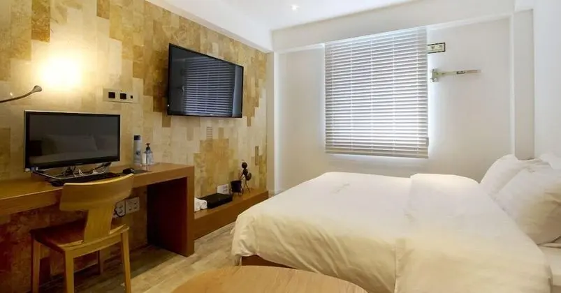 Deluxe King or Twin Room (Randomly Assigned Upon Check-in)