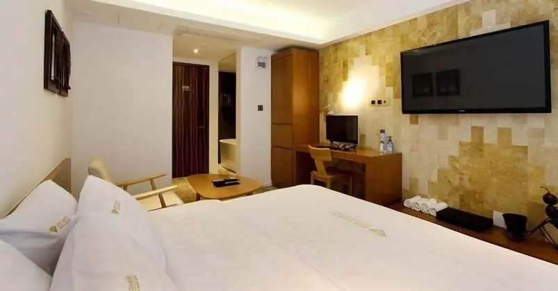 Deluxe King or Twin Room (Randomly Assigned Upon Check-in)