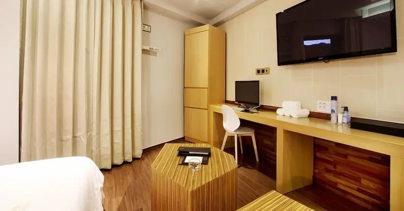 Deluxe King or Twin Room (Randomly Assigned Upon Check-in)