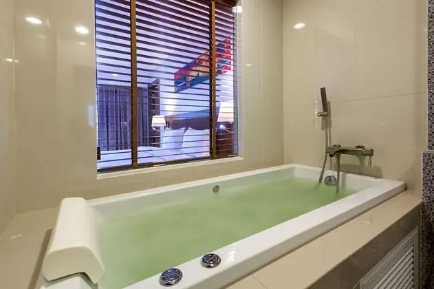 Family Jacuzzi Deluxe Sea View