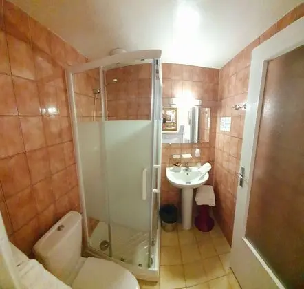 Üç Kişilik Oda