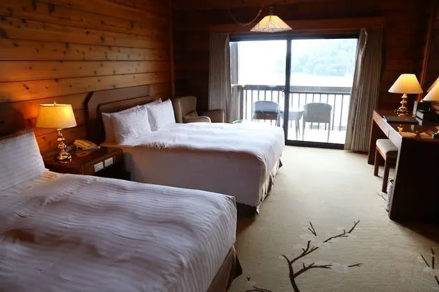 Deluxe Dört Kişilik Oda, 2 Çift Kişilik Yatak, Balkon, Göl Manzaralı