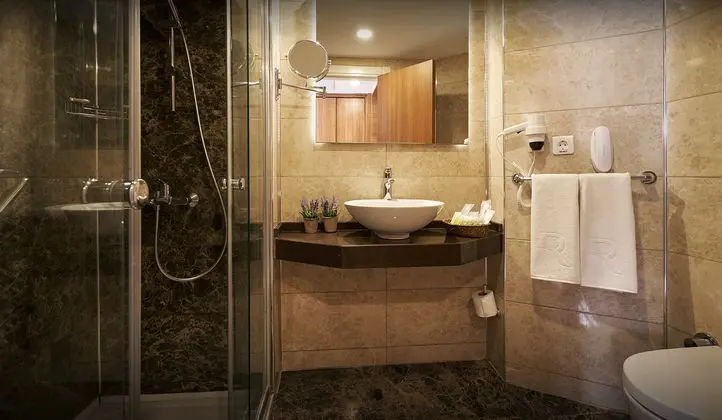 https://images.etstur.com/imgproxy/resize/2560x1440/files/images/hotelImages/etsrooms/338/Richmond_Pamukkale_Thermal_20250305125852_0.jpg