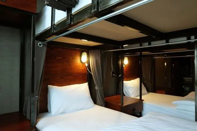 6 Beds Family Room