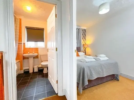 Business Ev, Özel Banyo, Bahçe Manzaralı (Rider Gardens Home)
