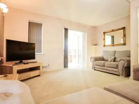 Business Ev, Özel Banyo, Bahçe Manzaralı (Rider Gardens Home)