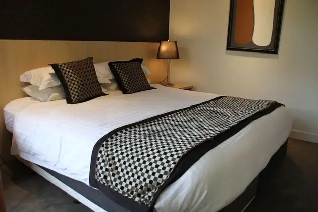 Stüdyo (1 King or Twin and Queen Wall Bed)