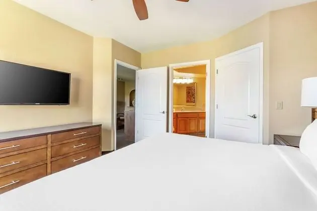 1 Bedroom 1 King Suite with Sofabed