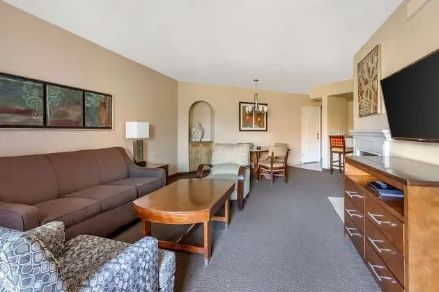 1 Bedroom 1 King Suite with Sofabed