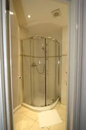 Oda, Birden Çok Yatak, Ortak Banyo