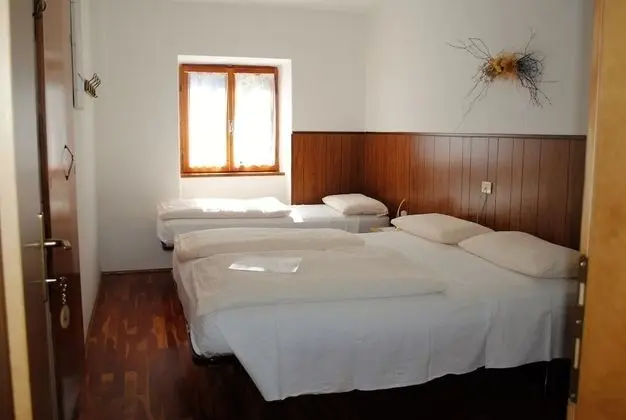 Üç Kişilik Oda, Ortak Banyo