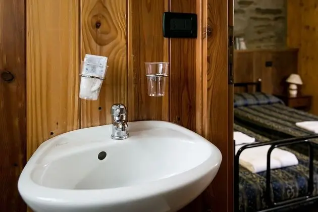 Oda, Banyolu/Duşlu (Shared Shower)