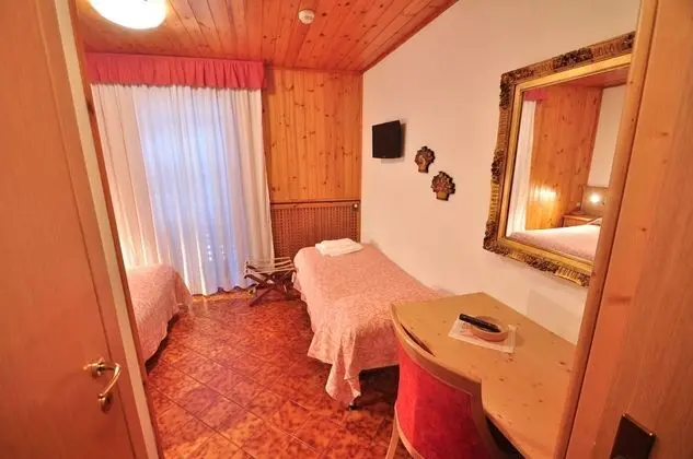 Üç Kişilik Oda