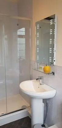 Tek Büyük veya İki Ayrı Yataklı Oda (Bae Treardurr)