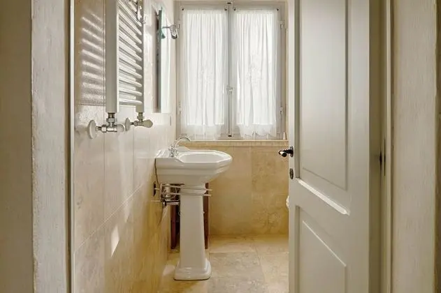 Apart Daire, Özel Banyo (Giallo/Rosso)