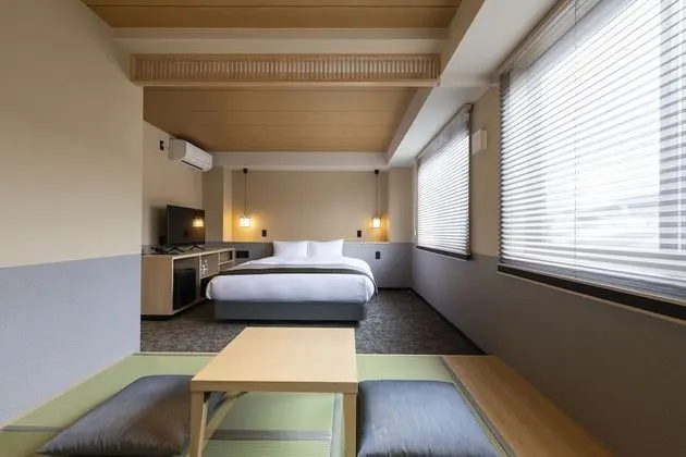 Oda, Sigara İçilmez (Queen with Tatami)