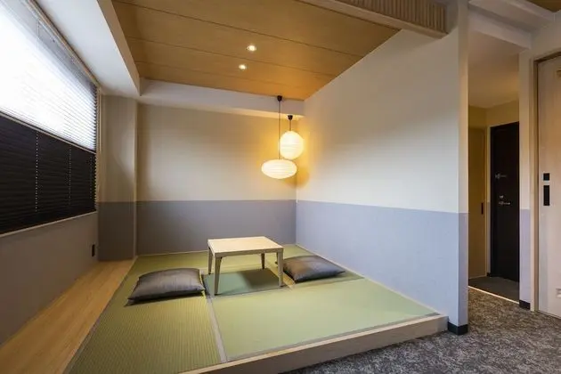 Oda, Sigara İçilmez (Queen with Tatami)