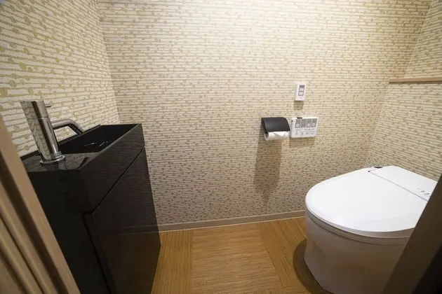 Oda, Sigara İçilmez (Queen with Tatami)