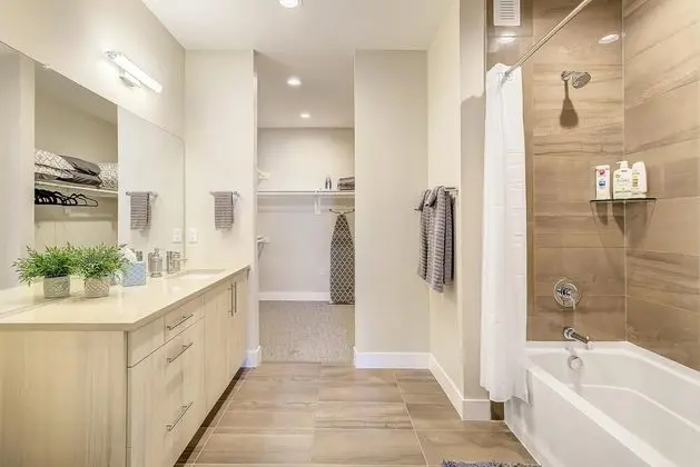 Ev, 1 En Büyük (King) Boy Yatak ve Çekyat (RiNo Art Lofts - Modern Rustic Oasis )