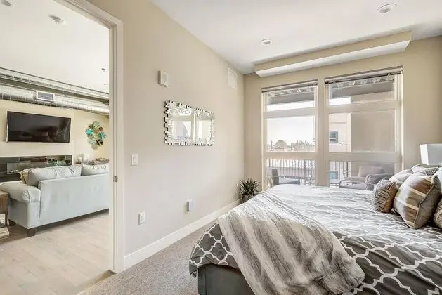 Ev, 1 En Büyük (King) Boy Yatak ve Çekyat (RiNo Art Lofts - Modern Rustic Oasis )