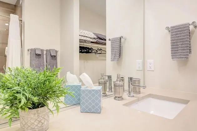 Ev, 1 En Büyük (King) Boy Yatak ve Çekyat (RiNo Art Lofts - Modern Rustic Oasis )