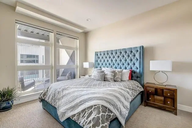 Ev, 1 En Büyük (King) Boy Yatak ve Çekyat (RiNo Art Lofts - Modern Rustic Oasis )