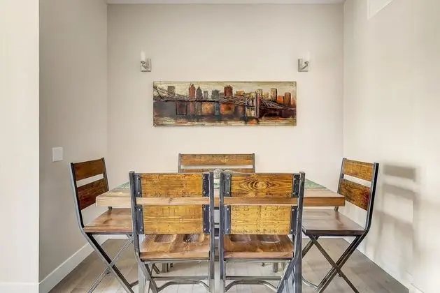 Ev, 1 En Büyük (King) Boy Yatak ve Çekyat (RiNo Art Lofts - Modern Rustic Oasis )