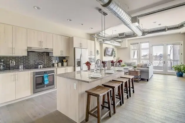 Ev, 1 En Büyük (King) Boy Yatak ve Çekyat (RiNo Art Lofts - Modern Rustic Oasis )