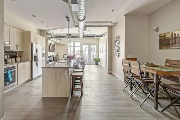 Ev, 1 En Büyük (King) Boy Yatak ve Çekyat (RiNo Art Lofts - Modern Rustic Oasis )