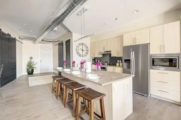 Ev, 1 En Büyük (King) Boy Yatak ve Çekyat (RiNo Art Lofts - Modern Rustic Oasis )
