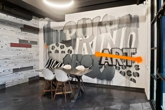 Ev, 1 En Büyük (King) Boy Yatak ve Çekyat (RiNo Art Lofts - Modern Rustic Oasis )