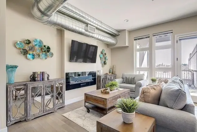 Ev, 1 En Büyük (King) Boy Yatak ve Çekyat (RiNo Art Lofts - Modern Rustic Oasis )
