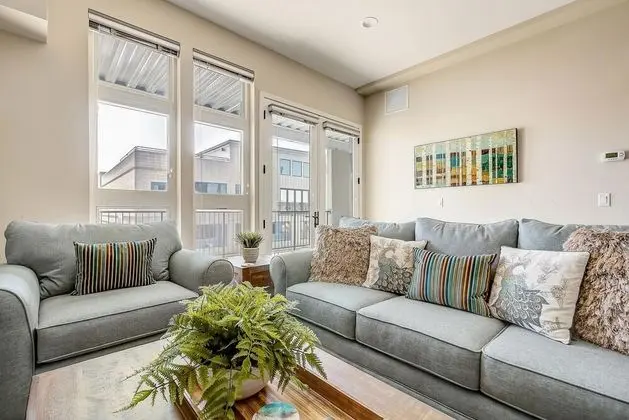 Ev, 1 En Büyük (King) Boy Yatak ve Çekyat (RiNo Art Lofts - Modern Rustic Oasis )