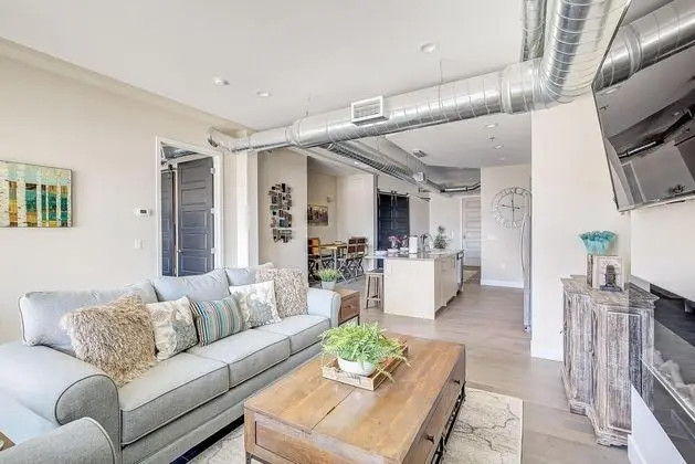 Ev, 1 En Büyük (King) Boy Yatak ve Çekyat (RiNo Art Lofts - Modern Rustic Oasis )