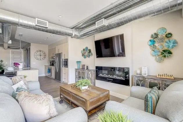 Ev, 1 En Büyük (King) Boy Yatak ve Çekyat (RiNo Art Lofts - Modern Rustic Oasis )